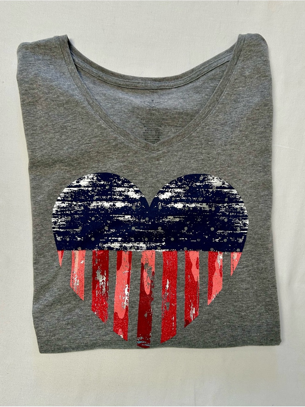 ST JOHN’S BAY PATRIOTIC HEART T-SHIRT, SIZE 2X, GRAY V-NECK T-SHIRT